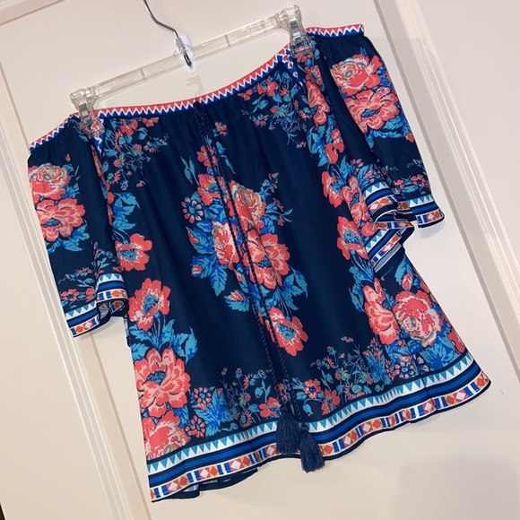 GUC Flying🍅 Sz-S Scoping Neckline/Cold Shoulder, Angle Sleeves, Lightweight Top - Picture 14 of 16